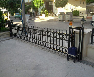 Yana Kayar Bahçe Kapı